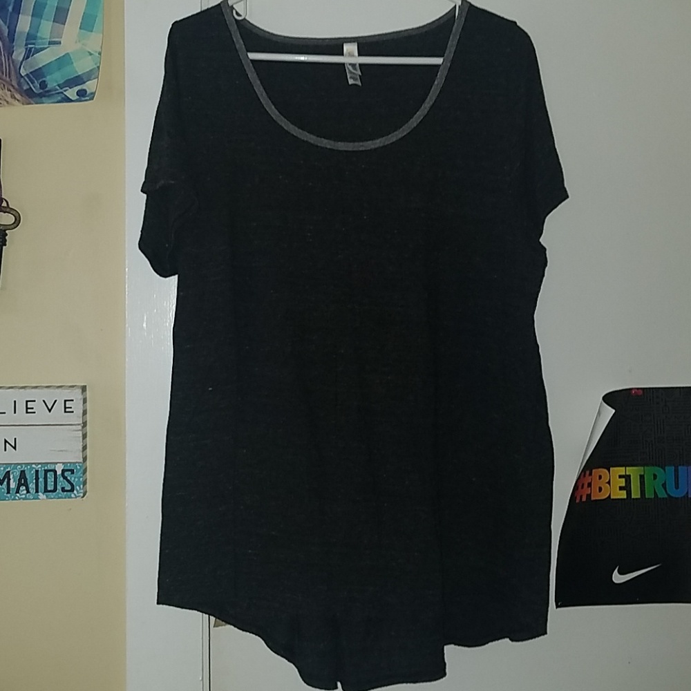 2x Lularoe Classic T